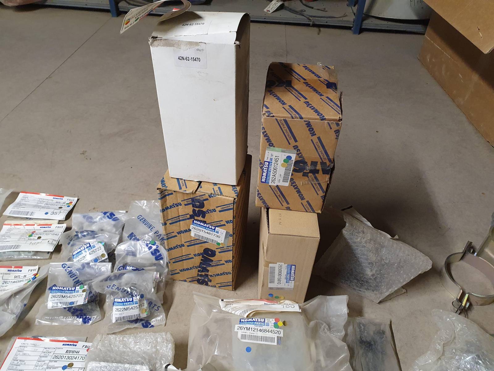 DESTOCKAGE MASSIF PIECES DETACHEES KOMATSU à Vitrolles dans les Bouches du Rhône