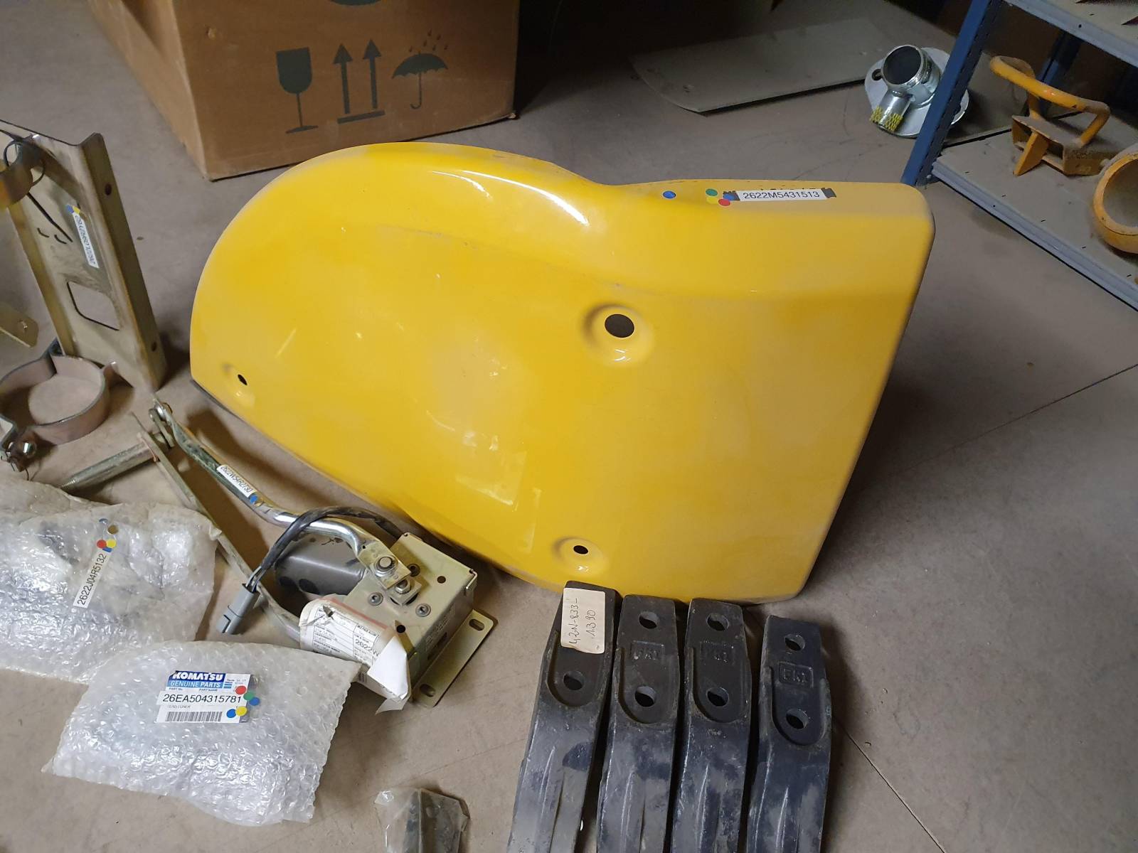 DESTOCKAGE MASSIF PIECES DETACHEES KOMATSU à Vitrolles dans les Bouches du Rhône