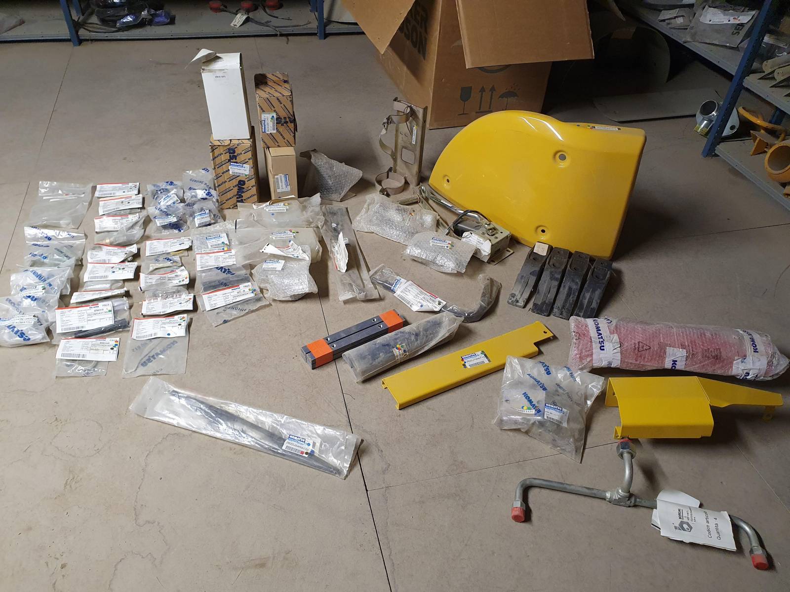 DESTOCKAGE MASSIF PIECES DETACHEES KOMATSU à Vitrolles dans les Bouches du Rhône