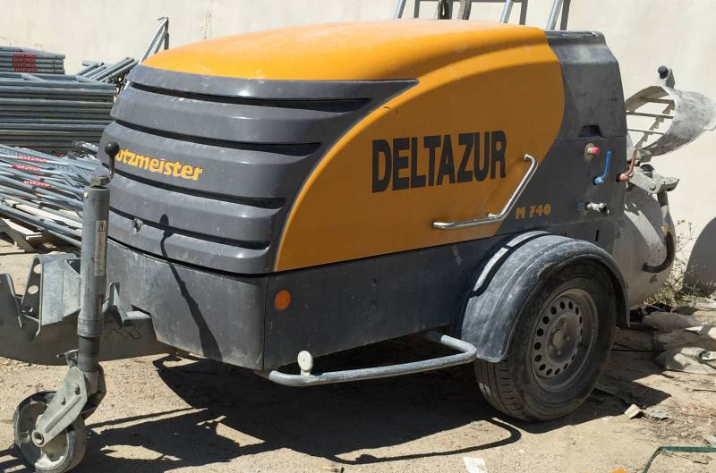 Pompe à chape à la location PUTZMEISTER